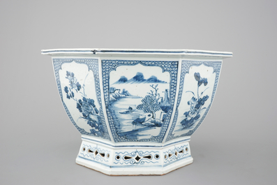 An octagonal blue and white Chinese porcelain flower bowl, Qianlong, 18th C.
