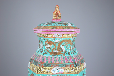 Een bijzonder groot paar Chinese hexagonale dekselvazen met draken op een turquoise grond, 19e eeuw