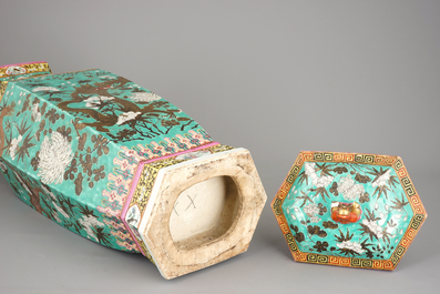Een bijzonder groot paar Chinese hexagonale dekselvazen met draken op een turquoise grond, 19e eeuw