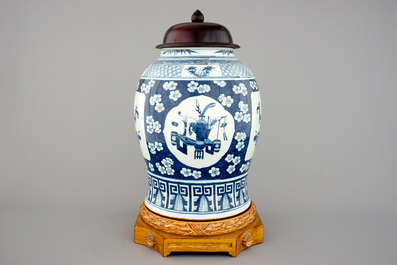 A tall Chinese blue and white porcelain temple jar on gilt wood stand, 19th C.