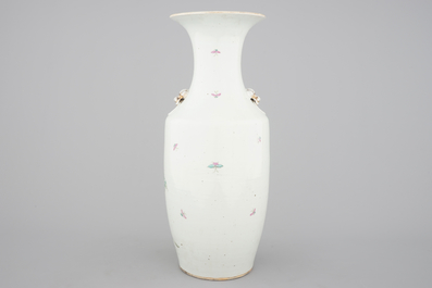 A tall Chinese famille rose porcelain vase with a beauty, 19th C.
