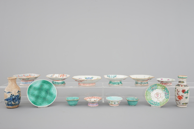 A set of 10 Chinese famille rose porcelain bowls on foot, 2 vases and 2 saucers, 19th C.