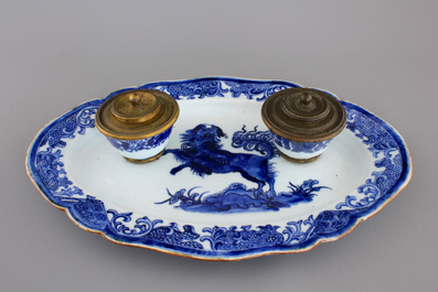 A Chinese blue and white oval dish with two cups mounted as an inkstand, 18th C.