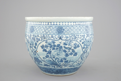 A blue and white Chinese porcelain fish bowl, 19th C.