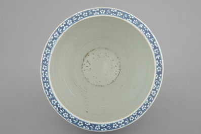 A blue and white Chinese porcelain fish bowl, 19th C.