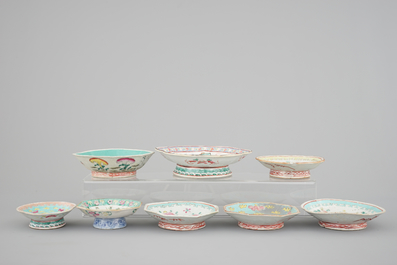 A set of 8 Chinese famille rose porcelain bowls on stand, 19th C.