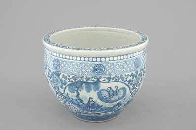 A blue and white Chinese porcelain fish bowl, 19th C.