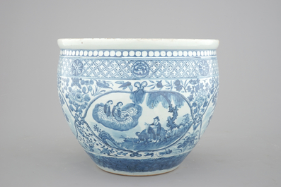 A blue and white Chinese porcelain fish bowl, 19th C.