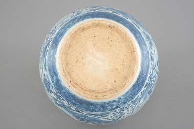 A blue and white Chinese porcelain fish bowl, 19th C.