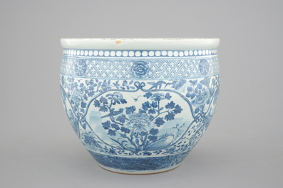 A blue and white Chinese porcelain fish bowl, 19th C.