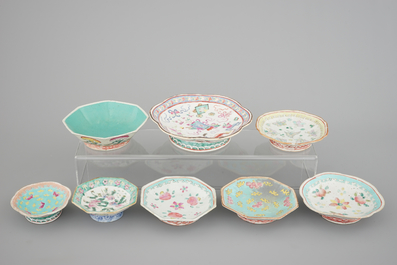 A set of 8 Chinese famille rose porcelain bowls on stand, 19th C.