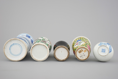 A set of 5 various Chinese porcelain vases, incl. a black monochrome and two blue and white, 19/20th C.
