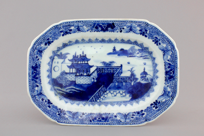 A small Chinese blue and white tureen on stand, Qianlong, 18th C.