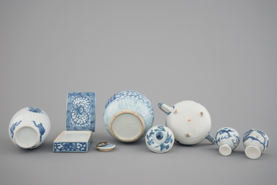 8x Chinese blue and white porcelain: a Kangxi footed teapot, a pair of Hatcher Cargo egg cups, 17/19th C.