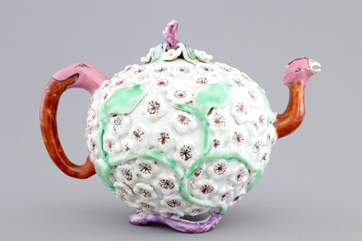 A rare Chinese porcelain famille rose bird-shaped teapot, Yongzheng-Qianlong, 18th C.
