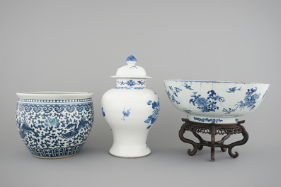 Blue and white Chinese porcelain: A large Qianlong punchbowl, a fish bowl and a vase with cover, 19th C.