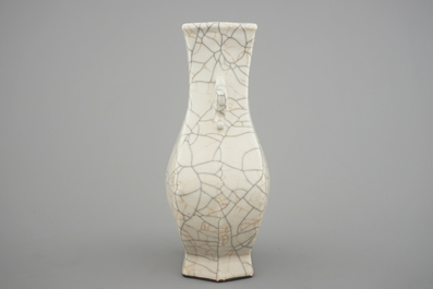 A Chinese crackle glazed guan hu-shaped vase, 18/19th C.
