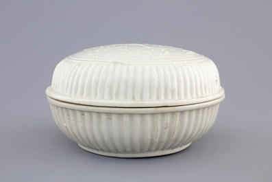 A round Chinese Dehua blanc de Chine box and cover, Kangxi, ca. 1700