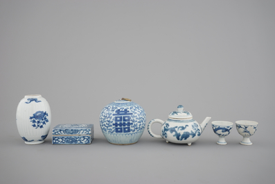 8x Chinese blue and white porcelain: a Kangxi footed teapot, a pair of Hatcher Cargo egg cups, 17/19th C.