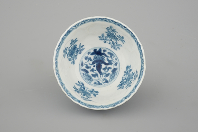 A set of Chinese porcelain blue and white Kangxi wares: a bowl and 2 plates, ca. 1700