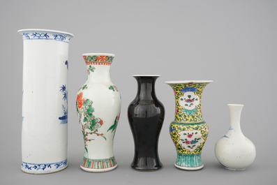 A set of 5 various Chinese porcelain vases, incl. a black monochrome and two blue and white, 19/20th C.