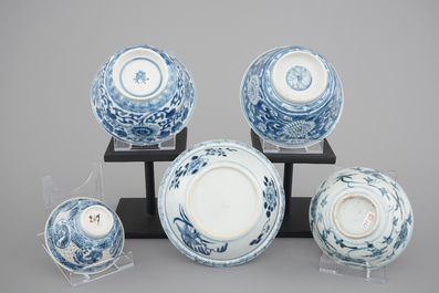 A set of 5 Chinese blue and white porcelain bowls, Ming and Qing Dynasty, 16/18th C.