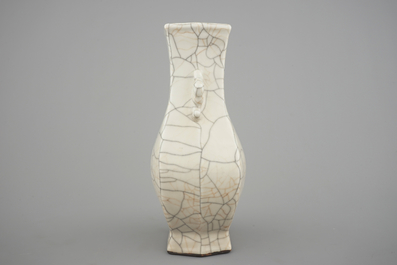 A Chinese crackle glazed guan hu-shaped vase, 18/19th C.