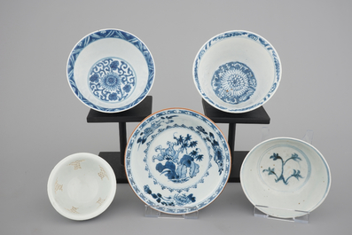 A set of 5 Chinese blue and white porcelain bowls, Ming and Qing Dynasty, 16/18th C.
