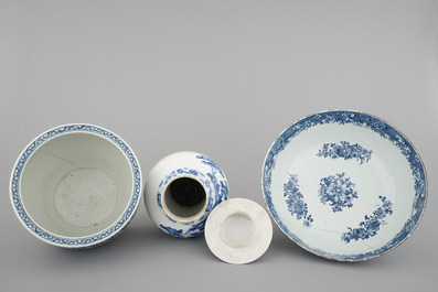 Blue and white Chinese porcelain: A large Qianlong punchbowl, a fish bowl and a vase with cover, 19th C.