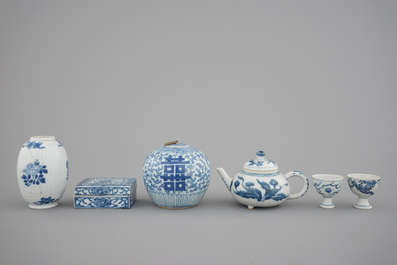 8x Chinese blue and white porcelain: a Kangxi footed teapot, a pair of Hatcher Cargo egg cups, 17/19th C.