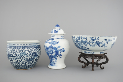 Blue and white Chinese porcelain: A large Qianlong punchbowl, a fish bowl and a vase with cover, 19th C.