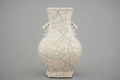 A Chinese crackle glazed guan hu-shaped vase, 18/19th C.