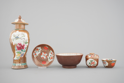 25 pieces of Chinese capuchin brown and famille rose porcelain wares, Qianlong, 18th C