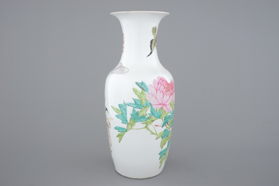 A tall Chinese Qianjiang and famille rose porcelain vase, 19/20th C.