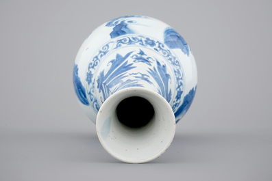 A blue and white Chinese porcelain bottle vase, Transitional, 17th C.