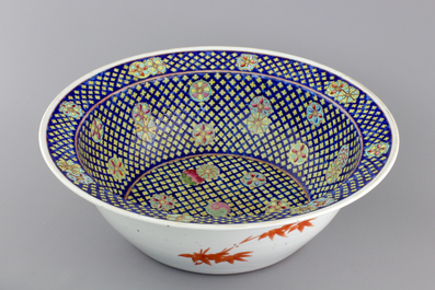 A large Chinese porcelain famille rose Peranakan Straits bowl, 19th C.