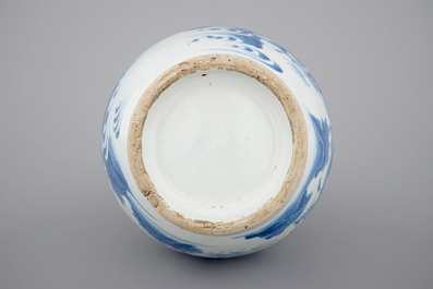 A blue and white Chinese porcelain bottle vase, Transitional, 17th C.