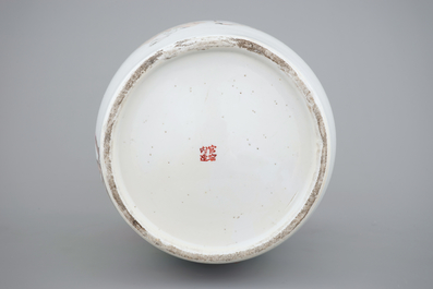 A tall Chinese Qianjiang and famille rose porcelain vase, 19/20th C.
