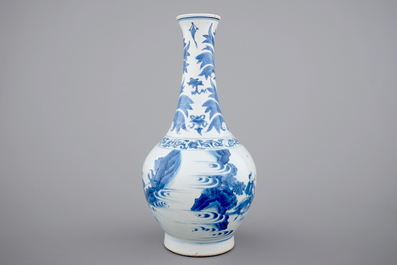 A blue and white Chinese porcelain bottle vase, Transitional, 17th C.