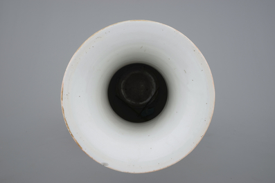 A tall Chinese Qianjiang and famille rose porcelain vase, 19/20th C.