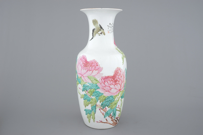 A tall Chinese Qianjiang and famille rose porcelain vase, 19/20th C.