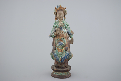 A tall Chinese sancai pottery figure of a guanyin, 18/19th C.