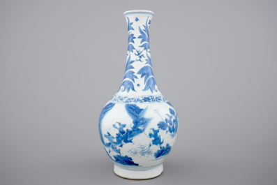 A blue and white Chinese porcelain bottle vase, Transitional, 17th C.