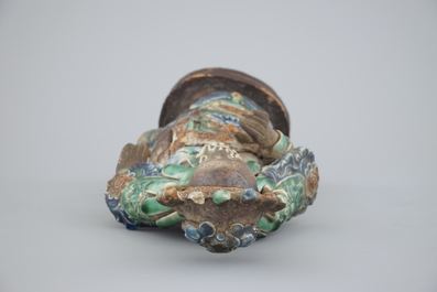A tall Chinese sancai pottery figure of a guanyin, 18/19th C.