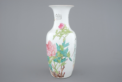 A tall Chinese Qianjiang and famille rose porcelain vase, 19/20th C.