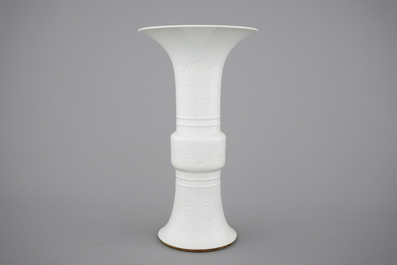 An elegant relief-decorated blanc de Chine porcelain beaker vase, 18/19th C.