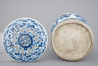 A Chinese open-worked blue and white garden seat with loose top, 19th C.