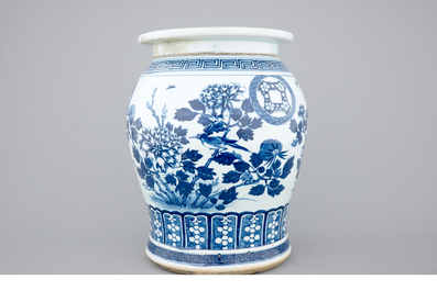A Chinese open-worked blue and white garden seat with loose top, 19th C.