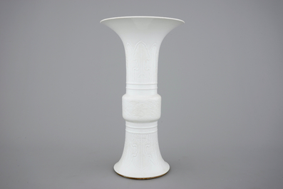 An elegant relief-decorated blanc de Chine porcelain beaker vase, 18/19th C.