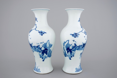 A pair of blue and white Chinese porcelain yenyen vases, 19th C.